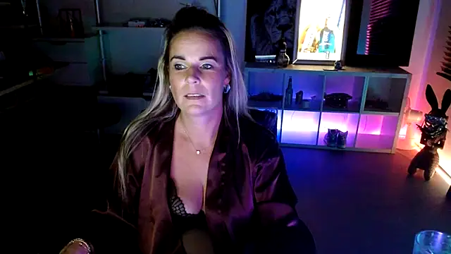 Snapshot of Mrs-Aurora chatting on 10/18/25, 08:42 Mrs-Aurora online show from 10/18/25, 08:42