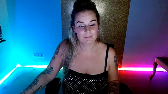 Snapshot of Mrs-Aurora chatting on 12/04/25, 07:33 Mrs-Aurora online show from 12/04/25, 07:33