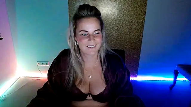 Snapshot of Mrs-Aurora chatting on 12/16/25, 09:09 Mrs-Aurora online show from 12/16/25, 09:09