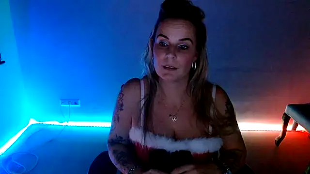 Snapshot of Mrs-Aurora chatting on 12/21/25, 09:33 Mrs-Aurora online show from 12/21/25, 09:33