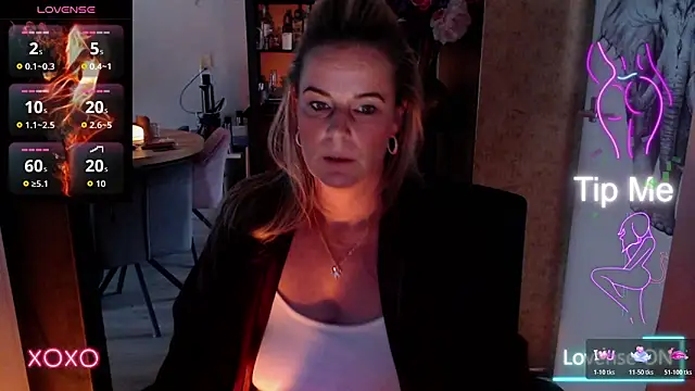 Snapshot of Mrs-Aurora chatting on 01/12/26, 12:43 Mrs-Aurora online show from 01/12/26, 12:43