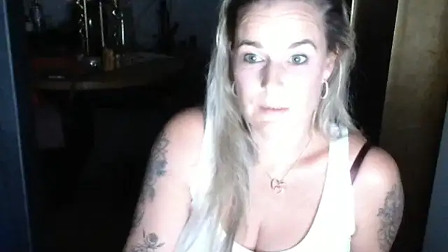 Snapshot of Mrs-Aurora chatting on 04/15/26, 08:31 Mrs-Aurora online show from 04/15/26, 08:31