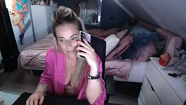 Snapshot of Mrs-Aurora chatting on 04/23/26, 06:10 Mrs-Aurora online show from 04/23/26, 06:10