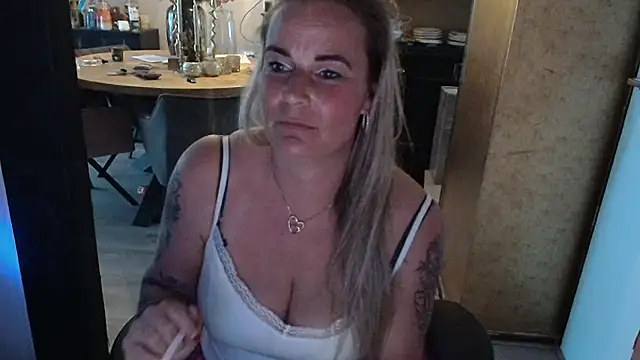 Snapshot of Mrs-Aurora chatting on 04/27/26, 04:54 Mrs-Aurora online show from 04/27/26, 04:54