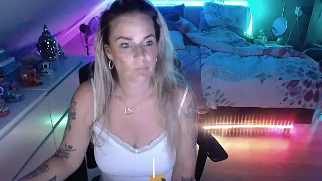 Snapshot of Mrs-Aurora chatting on 05/06/26, 12:08 Mrs-Aurora online show from 05/06/26, 12:08