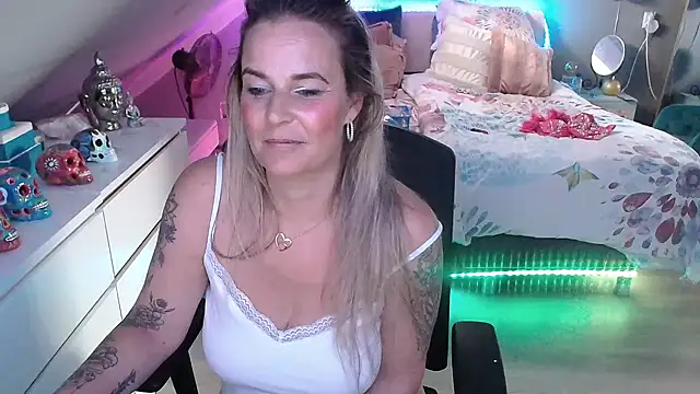 Snapshot of Mrs-Aurora chatting on 05/06/26, 12:10 Mrs-Aurora online show from 05/06/26, 12:10