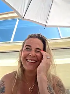 Snapshot of Mrs-Aurora chatting on 05/25/26, 01:06 Mrs-Aurora online show from 05/25/26, 01:06