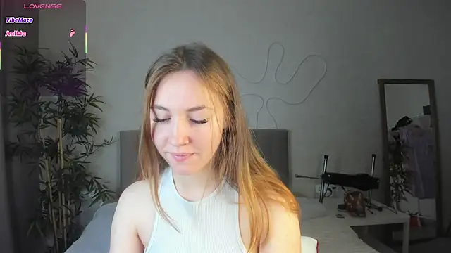 Snapshot of Luna_G0ld chatting on 10/12/25, 11:04 Luna G0ld online show from 10/12/25, 11:04