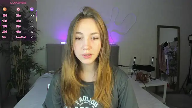 Snapshot of Luna_G0ld chatting on 10/13/25, 10:43 Luna G0ld online show from 10/13/25, 10:43