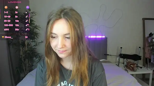 Snapshot of Luna_G0ld chatting on 10/15/25, 12:11 Luna G0ld online show from 10/15/25, 12:11