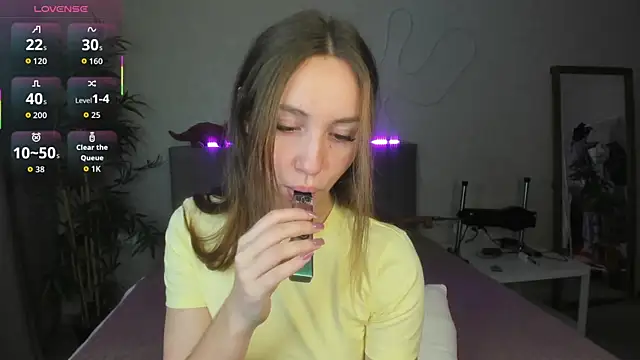 Snapshot of Luna_G0ld chatting on 10/16/25, 12:11 Luna G0ld online show from 10/16/25, 12:11