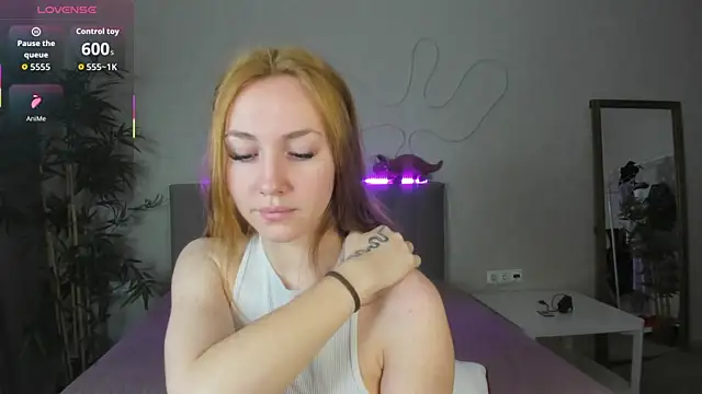 Snapshot of Luna_G0ld chatting on 10/19/25, 12:00 Luna G0ld online show from 10/19/25, 12:00