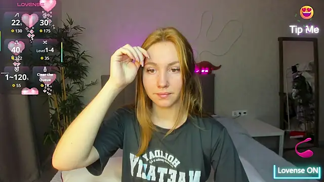 Snapshot of Luna_G0ld chatting on 10/24/25, 11:12 Luna G0ld online show from 10/24/25, 11:12