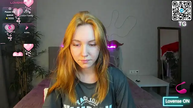 Snapshot of Luna_G0ld chatting on 10/30/25, 12:01 Luna G0ld online show from 10/30/25, 12:01