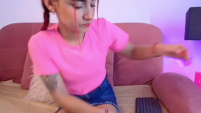 Snapshot of Karina2Smith chatting on 11/12/25, 06:52 Karina2Smith online show from 11/12/25, 06:52