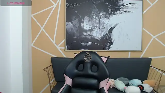 Snapshot of olivia_russo_ chatting on 10/24/25, 08:16 olivia russo  online show from 10/24/25, 08:16