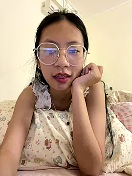 Snapshot of Lil-Gi chatting on 11/08/25, 05:01 Lil-Gi online show from 11/08/25, 05:01