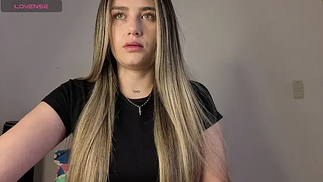 Veronika  Winslow  online show from 11/18/25, 05:56