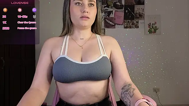 Snapshot of Veronika__Winslow_ chatting on 01/16/26, 03:43 Veronika Winslow online show from 01/16/26, 03:43