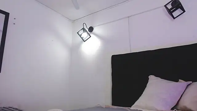 Snapshot of bloom_bbc chatting on 09/18/25, 08:33 bloom bbc online show from 09/18/25, 08:33