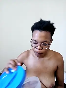 Snapshot of Sexy_Dymme chatting on 10/08/25, 12:47 Sexy Dymme online show from 10/08/25, 12:47