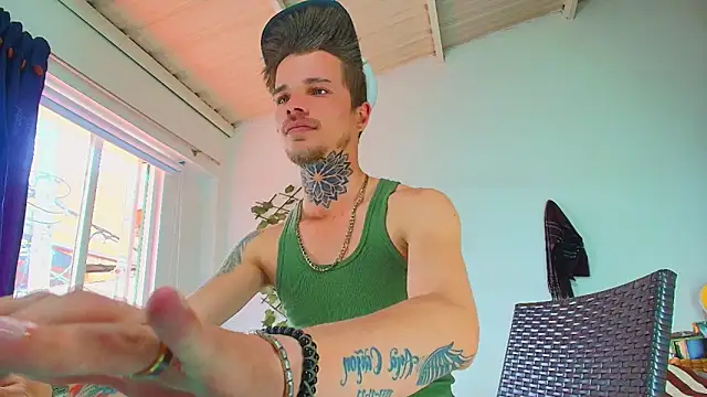 Snapshot of Gold_Loyal77 chatting on 09/16/25, 04:19 Gold Loyal77 online show from 09/16/25, 04:19