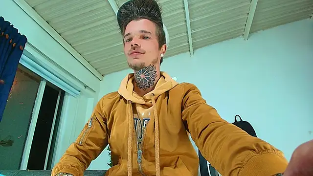 Snapshot of Gold_Loyal77 chatting on 10/18/25, 07:20 Gold Loyal77 online show from 10/18/25, 07:20