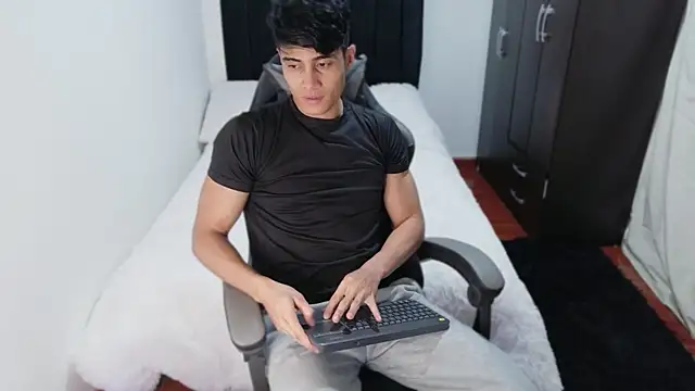 Snapshot of stylish_men chatting on 10/15/25, 11:27 stylish men online show from 10/15/25, 11:27