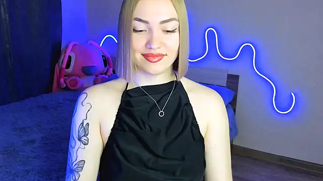 Snapshot of LaraKrein_lk chatting on 10/13/25, 01:33 LaraKrein lk online show from 10/13/25, 01:33