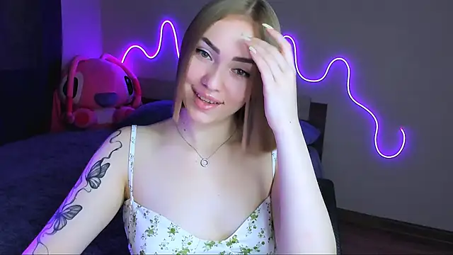 Snapshot of LaraKrein_lk chatting on 10/14/25, 10:49 LaraKrein lk online show from 10/14/25, 10:49