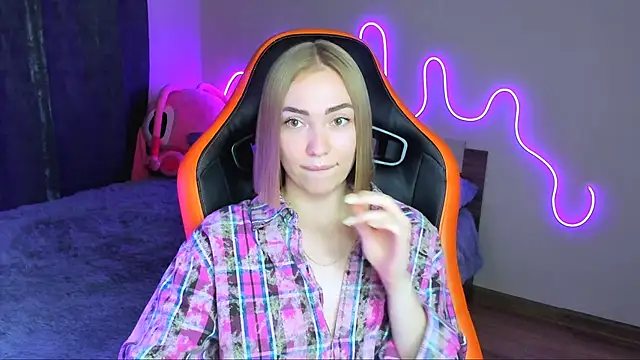 Snapshot of LaraKrein_lk chatting on 10/16/25, 04:19 LaraKrein lk online show from 10/16/25, 04:19