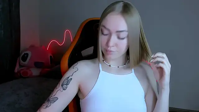 Snapshot of LaraKrein_lk chatting on 10/23/25, 06:17 LaraKrein lk online show from 10/23/25, 06:17