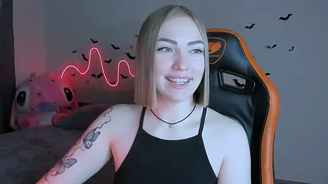 Snapshot of LaraKrein_lk chatting on 10/24/25, 03:19 LaraKrein lk online show from 10/24/25, 03:19