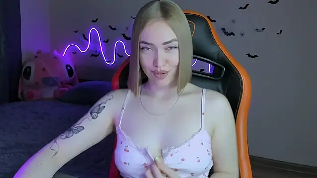 Snapshot of LaraKrein_lk chatting on 10/26/25, 01:06 LaraKrein lk online show from 10/26/25, 01:06