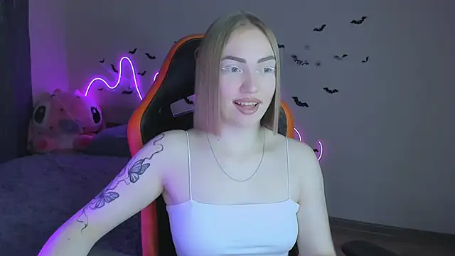 Snapshot of LaraKrein_lk chatting on 10/28/25, 06:54 LaraKrein lk online show from 10/28/25, 06:54