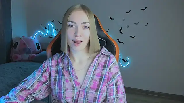 Snapshot of LaraKrein_lk chatting on 11/02/25, 11:56 LaraKrein lk online show from 11/02/25, 11:56