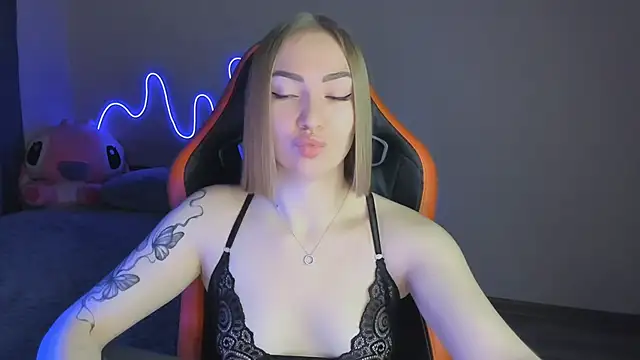 Snapshot of LaraKrein_lk chatting on 11/07/25, 03:12 LaraKrein lk online show from 11/07/25, 03:12