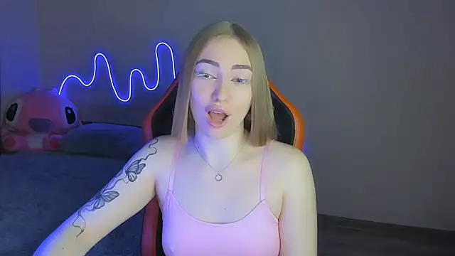 Snapshot of LaraKrein_lk chatting on 11/12/25, 01:22 LaraKrein lk online show from 11/12/25, 01:22