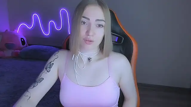 Snapshot of LaraKrein_lk chatting on 11/14/25, 01:43 LaraKrein lk online show from 11/14/25, 01:43