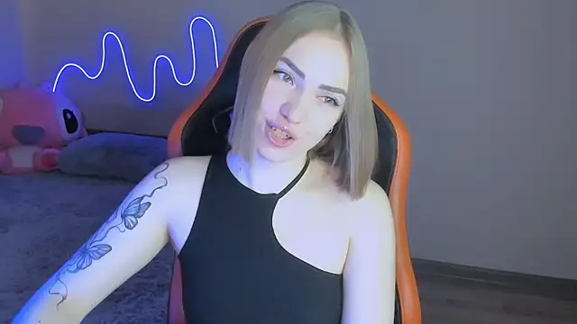 Snapshot of LaraKrein_lk chatting on 11/15/25, 10:45 LaraKrein lk online show from 11/15/25, 10:45