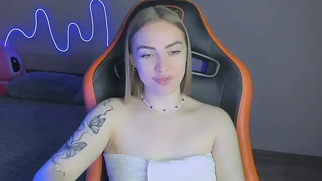 Snapshot of LaraKrein_lk chatting on 11/16/25, 01:49 LaraKrein lk online show from 11/16/25, 01:49