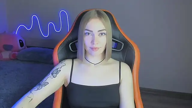 Snapshot of LaraKrein_lk chatting on 11/17/25, 03:51 LaraKrein lk online show from 11/17/25, 03:51