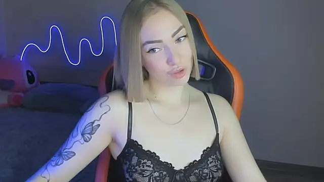 Snapshot of LaraKrein_lk chatting on 11/21/25, 03:22 LaraKrein lk online show from 11/21/25, 03:22