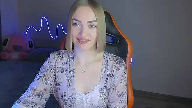 Snapshot of LaraKrein_lk chatting on 11/24/25, 03:12 LaraKrein lk online show from 11/24/25, 03:12