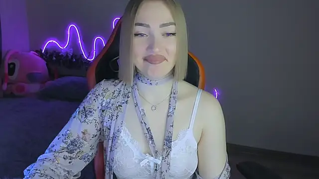 Snapshot of LaraKrein_lk chatting on 12/14/25, 04:12 LaraKrein lk online show from 12/14/25, 04:12