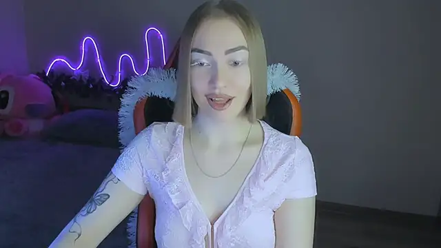 Snapshot of LaraKrein_lk chatting on 12/15/25, 03:49 LaraKrein lk online show from 12/15/25, 03:49