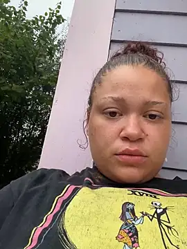 Snapshot of thatgurlred chatting on 09/28/25, 11:32 thatgurlred online show from 09/28/25, 11:32