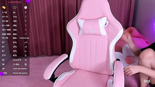 Snapshot of Momo_Ayase_ chatting on 11/12/25, 02:28 Momo Ayase online show from 11/12/25, 02:28