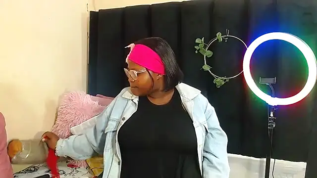 AmazingDarkDoll online show from 10/18/25, 06:08