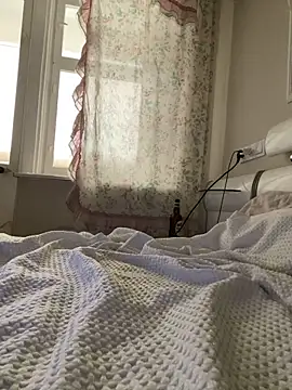 Snapshot of missevacrystal chatting on 10/18/25, 12:06 missevacrystal online show from 10/18/25, 12:06